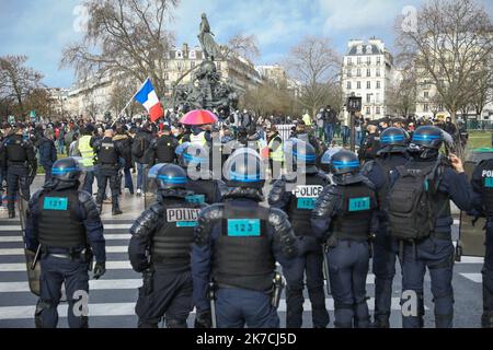 ©PHOTOPQR/LE PARISIEN/Frédéric DUGIT ; Paris ; 30/01/2021 ; Paris XII, le 30 janvier 2021 manifestation des dorés jaunes sur la place de la nation à Paris, avec indication de la présence de Jérôme Rodrigues, la une des figures du mouvement. - Manifestation de Gilets Jaunes en France janvier 30 2021 Banque D'Images