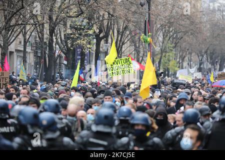 ©PHOTOPQR/LE PARISIEN/Frédéric DUGIT ; Paris ; 30/01/2021 ; Société / politique Paris XIE, le 30 janvier 2021 manifestation des dorés jaunes en mouvement vers la place de la république à Paris - manifestation de Gilets Jaunes en France jan 30 2021 Banque D'Images