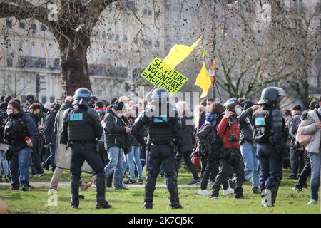 ©PHOTOPQR/LE PARISIEN/Frédéric DUGIT ; Paris ; 30/01/2021 ; Paris XII, le 30 janvier 2021 manifestation des dorés jaunes sur la place de la nation à Paris, avec indication de la présence de Jérôme Rodrigues, la une des figures du mouvement. - Manifestation de Gilets Jaunes en France janvier 30 2021 Banque D'Images