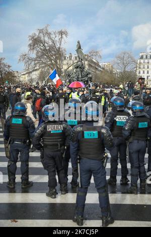 ©PHOTOPQR/LE PARISIEN/Frédéric DUGIT ; Paris ; 30/01/2021 ; Paris XII, le 30 janvier 2021 manifestation des dorés jaunes sur la place de la nation à Paris, avec indication de la présence de Jérôme Rodrigues, la une des figures du mouvement. - Manifestation de Gilets Jaunes en France janvier 30 2021 Banque D'Images