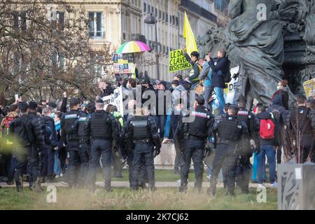 ©PHOTOPQR/LE PARISIEN/Frédéric DUGIT ; Paris ; 30/01/2021 ; Paris XII, le 30 janvier 2021 manifestation des dorés jaunes sur la place de la nation à Paris, avec indication de la présence de Jérôme Rodrigues, la une des figures du mouvement. - Manifestation de Gilets Jaunes en France janvier 30 2021 Banque D'Images