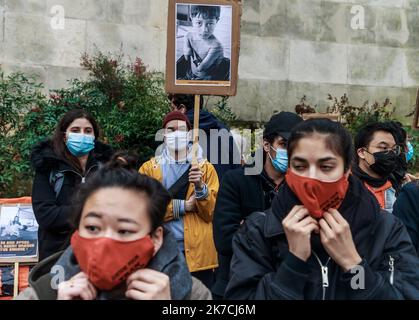 ©Christophe petit Tesson/MAXPPP - 30/01/2021 ; PARIS ; FRANCE - des branlants dissidence des pancartes de soutien a a Franco-Vietnamienne Tran to Nga tours d'un rassemblement a la feuille de l'examen par le tribunal d'‚Äôry de sa simple contre des multinales agrochimiques pour avoir manifeste 'l'agent orange' a l'argarre de la guerre du Vietnam. Les manifestants tiennent des pancartes pour soutenir le Tran franco-vietnamien à Nga lors d'un rassemblement la veille de l'examen par le tribunal d'Evry de sa plainte contre des produits agrochimiques multinationaux pour avoir fourni l'agent Orange à l'Amer Banque D'Images