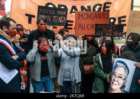 ©Christophe petit Tesson/MAXPPP - 30/01/2021 ; PARIS ; FRANCE - la Franco-vietnamienne Tran to Nga (C) l'excellent lors d'un assemblage a la feuille de l'examen par le tribunal d'‚ämee Evry de sa suspendu en contre des multinationales agrochimiques ayant lieu pour l'agent de l'Amérique du Vietnam. Tran franco-vietnamien à Nga prend la parole lors d'un rassemblement à la veille de l'examen par le tribunal d'Evry de sa plainte contre des produits agrochimiques multinationaux pour avoir fourni l'agent Orange à l'armée américaine pendant la guerre du Vietnam. TRAN à Nga, né en 1942 dans ce qui était alors F Banque D'Images