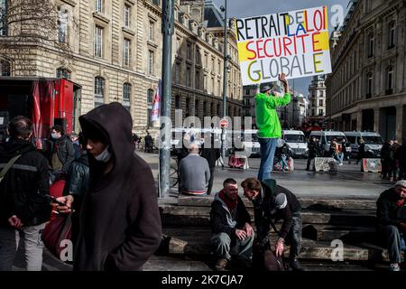 ©Christophe petit Tesson/MAXPPP - 30/01/2021 ; PARIS ; FRANCE - des manifestes se assemblent place de la République contrée la loi 'locale globale' et pour soutenir les artistes et le monde de la culture suspendu les restrictions de la vie-feu en raison de l'épidemie de Covid-19. Les manifestants manifestent contre la loi française dite de « sécurité mondiale » et soutiennent les artistes et la culture pendant les restrictions du couvre-feu dues à l'épidémie de Covid-19, sur la place de la République, à Paris, en France, le 30 janvier 2021. Banque D'Images