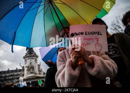 ©Christophe petit Tesson/MAXPPP - 30/01/2021 ; PARIS ; FRANCE - une affiche manifestement une affiche « non essentielle » lors d'un assemblage place de la République contrée la loi « ecurite globale » et pour soutenir les artistes et le monde de la culture suspendu les restrictions de la vie-feu en raison de l'épidemie de Covid-19. Les manifestants manifestent contre la loi française dite de « sécurité mondiale » et soutiennent les artistes et la culture pendant les restrictions du couvre-feu dues à l'épidémie de Covid-19, sur la place de la République, à Paris, en France, le 30 janvier 2021. Banque D'Images