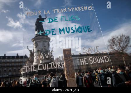 ©Christophe petit Tesson/MAXPPP - 30/01/2021 ; PARIS ; FRANCE - des manifestes se assemblent place de la République contrée la loi 'locale globale' et pour soutenir les artistes et le monde de la culture suspendu les restrictions de la vie-feu en raison de l'épidemie de Covid-19. Les manifestants manifestent contre la loi française dite de « sécurité mondiale » et soutiennent les artistes et la culture pendant les restrictions du couvre-feu dues à l'épidémie de Covid-19, sur la place de la République, à Paris, en France, le 30 janvier 2021. Banque D'Images