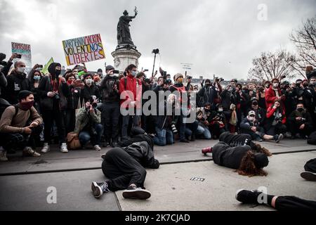 ©Christophe petit Tesson/MAXPPP - 30/01/2021 ; PARIS ; FRANCE - des manifestes se assemblent place de la République contrée la loi 'locale globale' et pour soutenir les artistes et le monde de la culture suspendu les restrictions de la vie-feu en raison de l'épidemie de Covid-19. Les manifestants manifestent contre la loi française dite de « sécurité mondiale » et soutiennent les artistes et la culture pendant les restrictions du couvre-feu dues à l'épidémie de Covid-19, sur la place de la République, à Paris, en France, le 30 janvier 2021. Banque D'Images