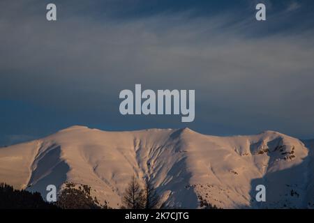 ©Sadak Souici / le Pictorium/MAXPPP - Sadak Souici / le Pictorium - 31/01/2021 - France / haute-Savoie / Megève - la chaine des Aravis est une chaine de montagnes située dans les Prealpes a cheval entre la haute-Savoie et la Savoie. Son plus haut sommet est la pointe PerCEE que se partagent les communes du Grand-Bornand, de Sallanches et du Reposoir / 31/01/2021 - France / haute Savoie (département français) / Megève - les Aravis est une chaîne de montagnes située dans les pré-Alpes à cheval sur la haute-Savoie et la Savoie. Son plus haut sommet est la Pointe Percee partagée par les communes de Grand-Bornand, Sallan Banque D'Images