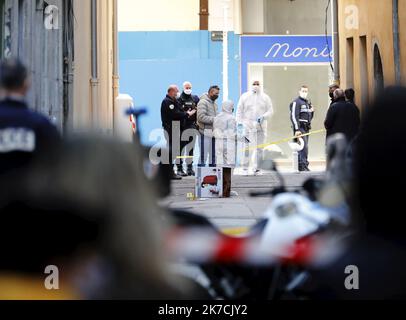 ©PHOTOPQR/NICE MATIN/Frank Muller ; Toulon ; 01/02/2021 ; FDV TETE TRANCHEE et JETÉE DANS LA RUE GARIBALDI A TOULON rues barrées, policiers et militaires en nombre. Une grosse intervention est en cours dans le centre ville de Toulon ce lundi après-midi. - Toulon, France, février 1st 2021 - une tête décapitée dans une boîte Banque D'Images