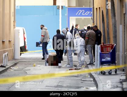 ©PHOTOPQR/NICE MATIN/Frank Muller ; Toulon ; 01/02/2021 ; FDV TETE TRANCHEE et JETÉE DANS LA RUE GARIBALDI A TOULON LA TETE est ENCORE DANS LE CARTON rues barrées, policiers et militaires en nombre. Une grosse intervention est en cours dans le centre ville de Toulon ce lundi après-midi. - Toulon, France, février 1st 2021 - une tête décapitée dans une boîte Banque D'Images