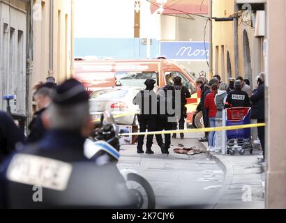 ©PHOTOPQR/NICE MATIN/Frank Muller ; Toulon ; 01/02/2021 ; FDV TETE TRANCHEE et JETÉE DANS LA RUE GARIBALDI A TOULON LA TETE est ENCORE DANS LE CARTON rues barrées, policiers et militaires en nombre. Une grosse intervention est en cours dans le centre ville de Toulon ce lundi après-midi. - Toulon, France, février 1st 2021 - une tête décapitée dans une boîte Banque D'Images