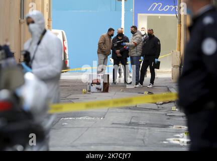 ©PHOTOPQR/NICE MATIN/Frank Muller ; Toulon ; 01/02/2021 ; FDV TETE TRANCHEE et JETÉE DANS LA RUE GARIBALDI A TOULON rues barrées, policiers et militaires en nombre. Une grosse intervention est en cours dans le centre ville de Toulon ce lundi après-midi. - Toulon, France, février 1st 2021 - une tête décapitée dans une boîte Banque D'Images