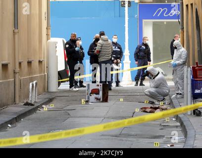 ©PHOTOPQR/NICE MATIN/Frank Muller ; Toulon ; 01/02/2021 ; FDV TETE TRANCHEE et JETÉE DANS LA RUE GARIBALDI A TOULON rues barrées, policiers et militaires en nombre. Une grosse intervention est en cours dans le centre ville de Toulon ce lundi après-midi. - Toulon, France, février 1st 2021 - une tête décapitée dans une boîte Banque D'Images