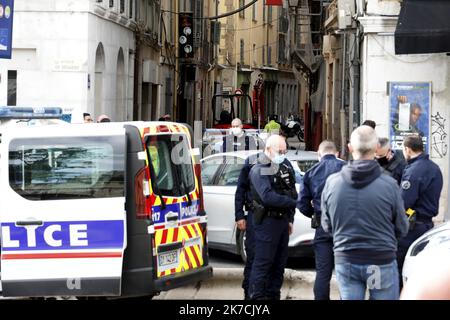 ©PHOTOPQR/NICE MATIN/Frank Muller ; Toulon ; 01/02/2021 ; FDV TETE TRANCHEE et JETÉE DANS LA RUE GARIBALDI A TOULON LA TETE est ENCORE DANS LE CARTON rues barrées, policiers et militaires en nombre. Une grosse intervention est en cours dans le centre ville de Toulon ce lundi après-midi. - Toulon, France, février 1st 2021 - une tête décapitée dans une boîte Banque D'Images