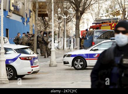 ©PHOTOPQR/NICE MATIN/Frank Muller ; Toulon ; 01/02/2021 ; FDV TETE TRANCHEE et JETÉE DANS LA RUE GARIBALDI A TOULON LA TETE est ENCORE DANS LE CARTON rues barrées, policiers et militaires en nombre. Une grosse intervention est en cours dans le centre ville de Toulon ce lundi après-midi. - Toulon, France, février 1st 2021 - une tête décapitée dans une boîte Banque D'Images