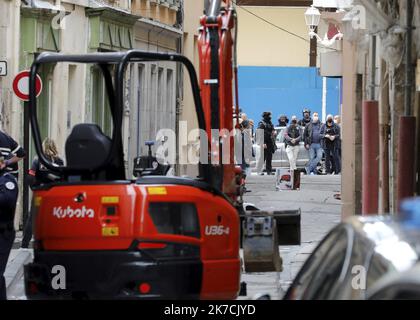 ©PHOTOPQR/NICE MATIN/Frank Muller ; Toulon ; 01/02/2021 ; FDV TETE TRANCHEE et JETÉE DANS LA RUE GARIBALDI A TOULON LA TETE est ENCORE DANS LE CARTON rues barrées, policiers et militaires en nombre. Une grosse intervention est en cours dans le centre ville de Toulon ce lundi après-midi. - Toulon, France, février 1st 2021 - une tête décapitée dans une boîte Banque D'Images