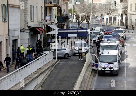 ©PHOTOPQR/NICE MATIN/Frank Muller ; Toulon ; 01/02/2021 ; FDV TETE TRANCHEE et JETÉE DANS LA RUE GARIBALDI A TOULON LA TETE est ENCORE DANS LE CARTON rues barrées, policiers et militaires en nombre. Une grosse intervention est en cours dans le centre ville de Toulon ce lundi après-midi. - Toulon, France, février 1st 2021 - une tête décapitée dans une boîte Banque D'Images