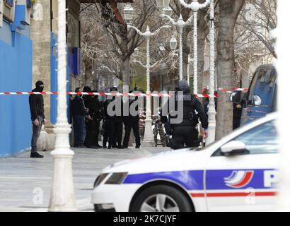 ©PHOTOPQR/NICE MATIN/Frank Muller ; Toulon ; 01/02/2021 ; FDV TETE TRANCHEE et JETÉE DANS LA RUE GARIBALDI A TOULON LA TETE est ENCORE DANS LE CARTON rues barrées, policiers et militaires en nombre. Une grosse intervention est en cours dans le centre ville de Toulon ce lundi après-midi. - Toulon, France, février 1st 2021 - une tête décapitée dans une boîte Banque D'Images