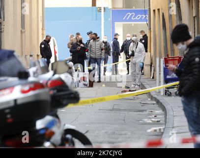 ©PHOTOPQR/NICE MATIN/Frank Muller ; Toulon ; 01/02/2021 ; FDV TETE TRANCHEE et JETÉE DANS LA RUE GARIBALDI A TOULON LA TETE est ENCORE DANS LE CARTON rues barrées, policiers et militaires en nombre. Une grosse intervention est en cours dans le centre ville de Toulon ce lundi après-midi. - Toulon, France, février 1st 2021 - une tête décapitée dans une boîte Banque D'Images