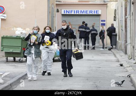 ©PHOTOPQR/NICE MATIN/Frank Muller ; Toulon ; 01/02/2021 ; FDV TETE TRANCHEE et JETÉE DANS LA RUE GARIBALDI A TOULON LA TETE est ENCORE DANS LE CARTON rues barrées, policiers et militaires en nombre. Une grosse intervention est en cours dans le centre ville de Toulon ce lundi après-midi. - Toulon, France, février 1st 2021 - une tête décapitée dans une boîte Banque D'Images