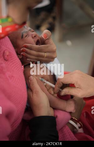 ©Abhisek Saha / le Pictorium/MAXPPP - Abhisek Saha / le Pictorium - 01/02/2021 - Inde / Tripura / Agartala - un agent de santé administrant le vaccin contre la polio un enfant dans un hôpital d'Agartala. / 01/02/2021 - Inde / Tripura / Agartala - Un agent de santé administre le vaccin contre la polio à un enfant dans un hôpital d'Agartala. Banque D'Images