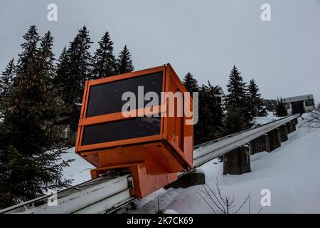 ©Sadak Souici / le Pictorium/MAXPPP - Sadak Souici / le Pictorium - 02/02/2021 - France / haute-Savoie / Flaine - la cabine orange, projetee par les designers de l'agence de Marcel Breuer un New York, intégré un mouvement vif et un ensemble de l'ensemble plus rigoreux du complexe architectural. Flaine est une station de sports d'hiver francaise a 2500 m creee en 1968, dans le cadre du Plan neige 1964. La station acceuille plus d'un million de vacanciers chaque saison d'hiver mais depuis la pandemie du covid-19, elle est vidéo de ces touristes et ces vacanciers d'hiver. / 02/02/2021 - France / Haut Banque D'Images