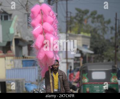 ©Abhisek Saha / le Pictorium/MAXPPP - Abhisek Saha / le Pictorium - 03/02/2021 - Inde / Tripura / Agartala - un homme vend des sucreries sur la route a Agartala / 03/02/2021 - Inde / Tripura / Agartala - l'homme vend des sucreries sur route à Agartala Banque D'Images