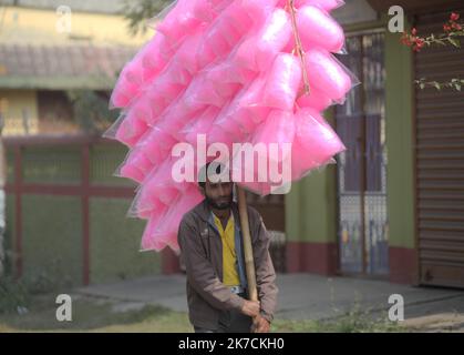 ©Abhisek Saha / le Pictorium/MAXPPP - Abhisek Saha / le Pictorium - 03/02/2021 - Inde / Tripura / Agartala - un homme vend des sucreries sur la route a Agartala / 03/02/2021 - Inde / Tripura / Agartala - l'homme vend des sucreries sur route à Agartala Banque D'Images