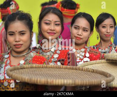 ©Abhisek Saha / le Pictorium/MAXPPP - Abhisek Saha / le Pictorium - 19/01/2021 - Inde / Tripura / Agartala - les artistes se produisient, dans le cadre d'un programme culturel, lors de la célébration de la venue Kokborok, a Agartala. Le Kokborok Day (Tripuri Language Day), est un festival célébrant dans l'etat indien de Tripura pour célébrer le développement de la langue Kokborok. La langue kokborok est une langue officielle du Tripura. / 19/01/2021 - Inde / Tripura / Agartala - les artistes se produisent, dans le cadre d'un programme culturel, lors de la célébration de la Journée Kokborok à Agartala. Kokborok Da Banque D'Images