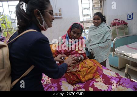 ©Abhisek Saha / le Pictorium/MAXPPP - Abhisek Saha / le Pictorium - 04/02/2021 - Inde / Tripura / Agartala - les etudiants et les employés de l'Institut des sciences paramédicales de Tripura distribuant des fruits aux patients attestés du cancer, lors de la journée du cancer, A l'hôpital pour cancer d'Agartala / 04/02/2021 - Inde / Tripura / Agartala - les étudiants et les employés de l'Institut des sciences paramédicales de Tripura distribuent des fruits aux patients atteints de cancer lors de la Journée mondiale du cancer à l'Hôpital pour le cancer d'Agartala Banque D'Images