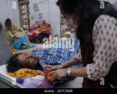 ©Abhisek Saha / le Pictorium/MAXPPP - Abhisek Saha / le Pictorium - 04/02/2021 - Inde / Tripura / Agartala - les etudiants et les employés de l'Institut des sciences paramédicales de Tripura distribuant des fruits aux patients attestés du cancer, lors de la journée du cancer, A l'hôpital pour cancer d'Agartala / 04/02/2021 - Inde / Tripura / Agartala - les étudiants et les employés de l'Institut des sciences paramédicales de Tripura distribuent des fruits aux patients atteints de cancer lors de la Journée mondiale du cancer à l'Hôpital pour le cancer d'Agartala Banque D'Images