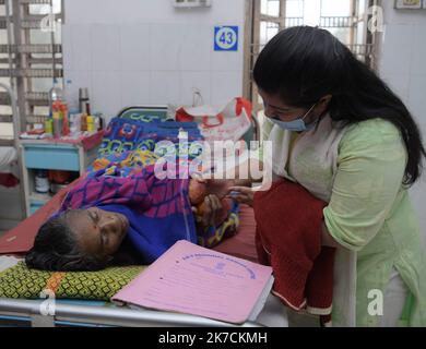 ©Abhisek Saha / le Pictorium/MAXPPP - Abhisek Saha / le Pictorium - 04/02/2021 - Inde / Tripura / Agartala - les etudiants et les employés de l'Institut des sciences paramédicales de Tripura distribuant des fruits aux patients attestés du cancer, lors de la journée du cancer, A l'hôpital pour cancer d'Agartala / 04/02/2021 - Inde / Tripura / Agartala - les étudiants et les employés de l'Institut des sciences paramédicales de Tripura distribuent des fruits aux patients atteints de cancer lors de la Journée mondiale du cancer à l'Hôpital pour le cancer d'Agartala Banque D'Images