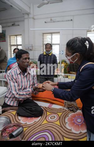 ©Abhisek Saha / le Pictorium/MAXPPP - Abhisek Saha / le Pictorium - 04/02/2021 - Inde / Tripura / Agartala - les etudiants et les employés de l'Institut des sciences paramédicales de Tripura distribuant des fruits aux patients attestés du cancer, lors de la journée du cancer, A l'hôpital pour cancer d'Agartala / 04/02/2021 - Inde / Tripura / Agartala - les étudiants et les employés de l'Institut des sciences paramédicales de Tripura distribuent des fruits aux patients atteints de cancer lors de la Journée mondiale du cancer à l'Hôpital pour le cancer d'Agartala Banque D'Images