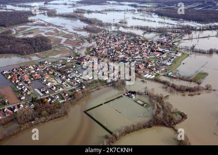 ©PHOTOPQR/l'ALSACE/Vanessa MEYER ; Illhaeusern ; 04/02/2021 ; vue aérienne du village d'Illhaeusern sous les eaux et ses terrains de football inondés. Inondations en Alsace sur 04 février 2021 Banque D'Images