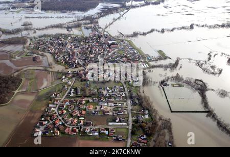 ©PHOTOPQR/l'ALSACE/Vanessa MEYER ; Illhaeusern ; 04/02/2021 ; vue aérienne du village d'Illhaeusern sous les eaux et ses terrains de football inondés. Inondations en Alsace sur 04 février 2021 Banque D'Images