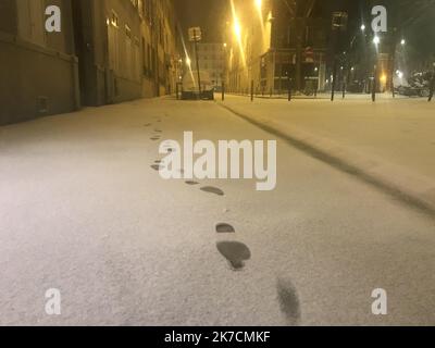 Â©Morgane Heuclin-Reffait/radio France/Maxppp - Morgane Heuclin-Reffait / radio France / Maxppp, Paris 10/02/2021 neige à Paris de nuit illustration - rue de Tolbiac Snow wave hit France, le 10th 2021 février Banque D'Images