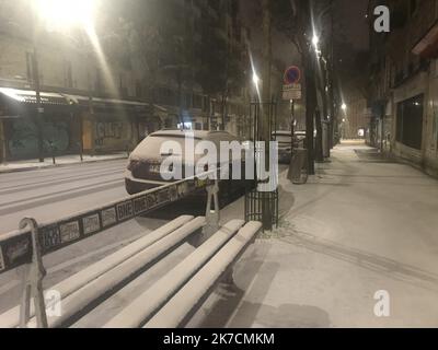 Â©Morgane Heuclin-Reffait/radio France/Maxppp - Morgane Heuclin-Reffait / radio France / Maxppp, Paris 10/02/2021 neige à Paris de nuit illustration - rue de Tolbiac Snow wave hit France, le 10th 2021 février Banque D'Images