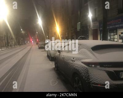 Â©Morgane Heuclin-Reffait/radio France/Maxppp - Morgane Heuclin-Reffait / radio France / Maxppp, Paris 10/02/2021 neige à Paris de nuit illustration - rue de Tolbiac Snow wave hit France, le 10th 2021 février Banque D'Images