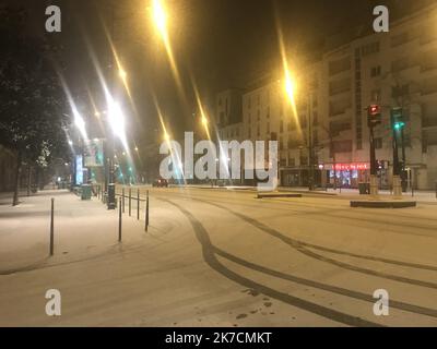 Â©Morgane Heuclin-Reffait/radio France/Maxppp - Morgane Heuclin-Reffait / radio France / Maxppp, Paris 10/02/2021 neige à Paris de nuit illustration - rue de Tolbiac Snow wave hit France, le 10th 2021 février Banque D'Images