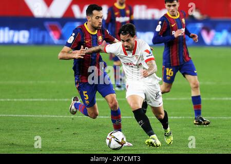 ©Laurent Lairys/MAXPPP - Sergio Busquets du FC Barcelone et Suso du FC Séville pendant la coupe d'Espagne, Copa del Rey, demi-finale, match de football à 1st jambes entre le FC Sevilla et le FC Barcelone sur 10 février 2021 au stade Sanchez Pizjuan à Séville, Espagne - photo Laurent Lairys / MAXPPP Banque D'Images