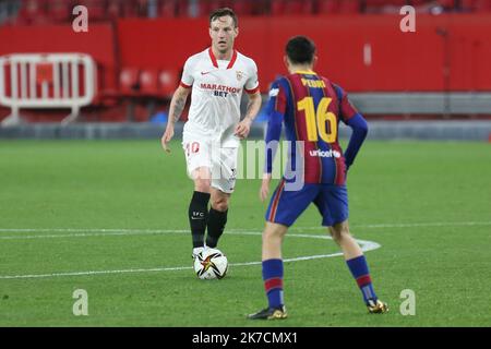 ©Laurent Lairys/MAXPPP - Pedri du FC Barcelone du FC Séville et Ivan Rakitique pendant la coupe d'Espagne, Copa del Rey, demi-finale, match de football à 1st jambes entre le FC Séville et le FC Barcelone sur 10 février 2021 au stade Sanchez Pizjuan à Séville, Espagne - photo Laurent Lairys / MAXPPP Banque D'Images