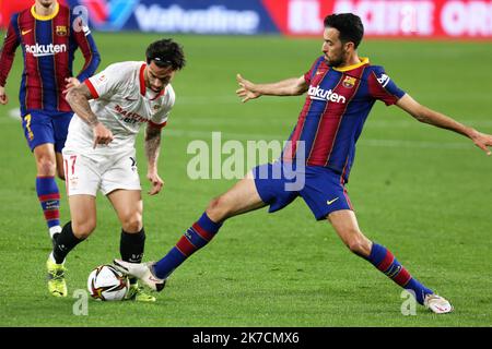 ©Laurent Lairys/MAXPPP - Sergio Busquets du FC Barcelone et Suso du FC Séville pendant la coupe d'Espagne, Copa del Rey, demi-finale, match de football à 1st jambes entre le FC Sevilla et le FC Barcelone sur 10 février 2021 au stade Sanchez Pizjuan à Séville, Espagne - photo Laurent Lairys / MAXPPP Banque D'Images