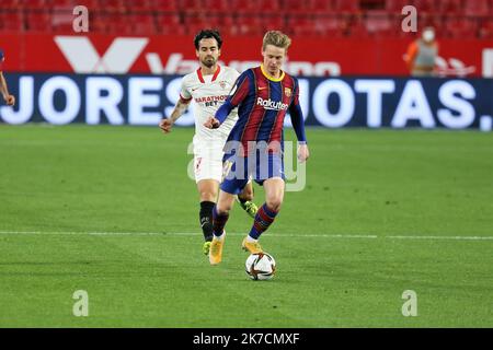 ©Laurent Lairys/MAXPPP - Frenkie de Jongh du FC Barcelone et Suso du FC Séville pendant la coupe d'Espagne, Copa del Rey, demi-finale, match de football à 1st jambes entre le FC Sevilla et le FC Barcelone sur 10 février 2021 au stade Sanchez Pizjuan à Séville, Espagne - photo Laurent Lairys / MAXPPP Banque D'Images