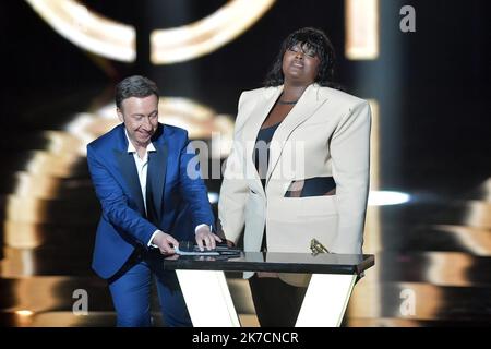 ©FRANCK CASTEL/MAXPPP - édition 36E des VICTOIRES DE LA MUSIQUE. Pour sa 36eme Edition, la cérémonie des victoires de la musique se tiendra a la Seine musicale de Boulogne Billancourt, sans public. BOULOGNE BILLANCOURT, FRANCE 12 FÉVRIER FEVRIER 2021. Yseult; Stephane Bern à 36th vice-recieurs de la musique à la Seine musicale à Bolougne Billancourt sur 12 février 2021 france Banque D'Images