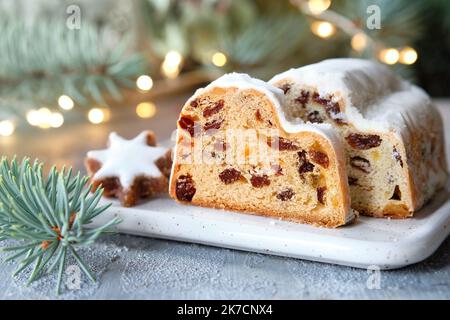 Noël sur fond de fête avec guirlande, lumières de Noël. Dessert allemand traditionnel pour les fêtes de Noël. Banque D'Images
