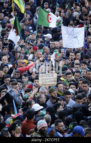 ©Billel Bensalem / APP/MAXPPP - les manifestes portant des balais d'eau s'ils se assemblent dans la ville de Kherrata, marquant le deuxième anniversaire du décès d'un mouvement de manifestation de masse dans ce paye pour l'échange d'un changement politique, Algérie 16 février 16 2021 - Démo en Algérie Banque D'Images