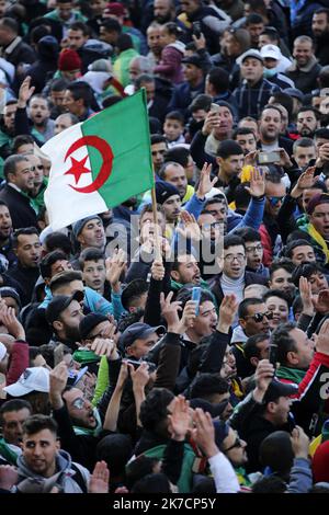 ©Billel Bensalem / APP/MAXPPP - les manifestes portant des balais d'eau s'ils se assemblent dans la ville de Kherrata, marquant le deuxième anniversaire du décès d'un mouvement de manifestation de masse dans ce paye pour l'échange d'un changement politique, Algérie 16 février 16 2021 - Démo en Algérie Banque D'Images