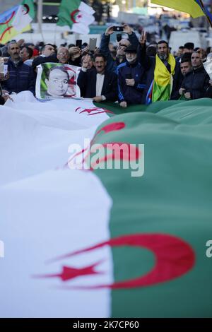 ©Billel Bensalem / APP/MAXPPP - les manifestes portant des balais d'eau s'ils se assemblent dans la ville de Kherrata, marquant le deuxième anniversaire du décès d'un mouvement de manifestation de masse dans ce paye pour l'échange d'un changement politique, Algérie 16 février 16 2021 - Démo en Algérie Banque D'Images