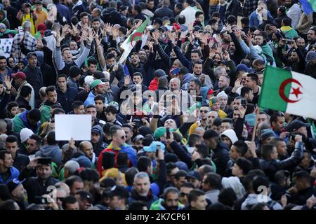 ©Billel Bensalem / APP/MAXPPP - les manifestes portant des balais d'eau s'ils se assemblent dans la ville de Kherrata, marquant le deuxième anniversaire du décès d'un mouvement de manifestation de masse dans ce paye pour l'échange d'un changement politique, Algérie 16 février 16 2021 - Démo en Algérie Banque D'Images