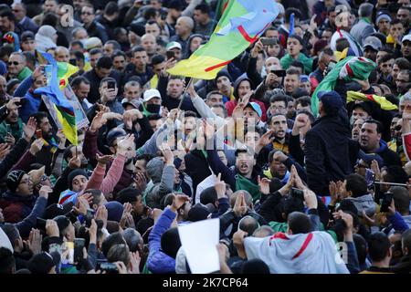 ©Billel Bensalem / APP/MAXPPP - les manifestes portant des balais d'eau s'ils se assemblent dans la ville de Kherrata, marquant le deuxième anniversaire du décès d'un mouvement de manifestation de masse dans ce paye pour l'échange d'un changement politique, Algérie 16 février 16 2021 - Démo en Algérie Banque D'Images